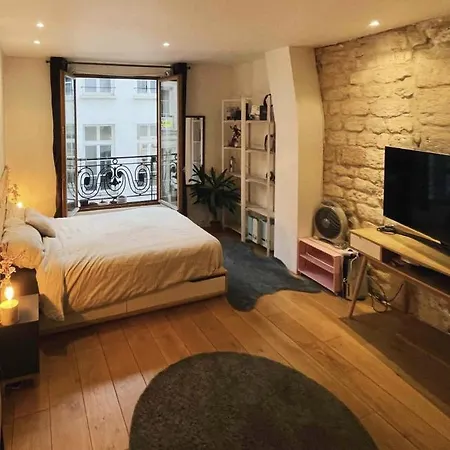 Διαμέρισμα Rustic Walls & Natural Light In Heart Of