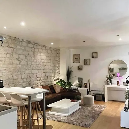 Διαμέρισμα Rustic Walls & Natural Light In Heart Of *